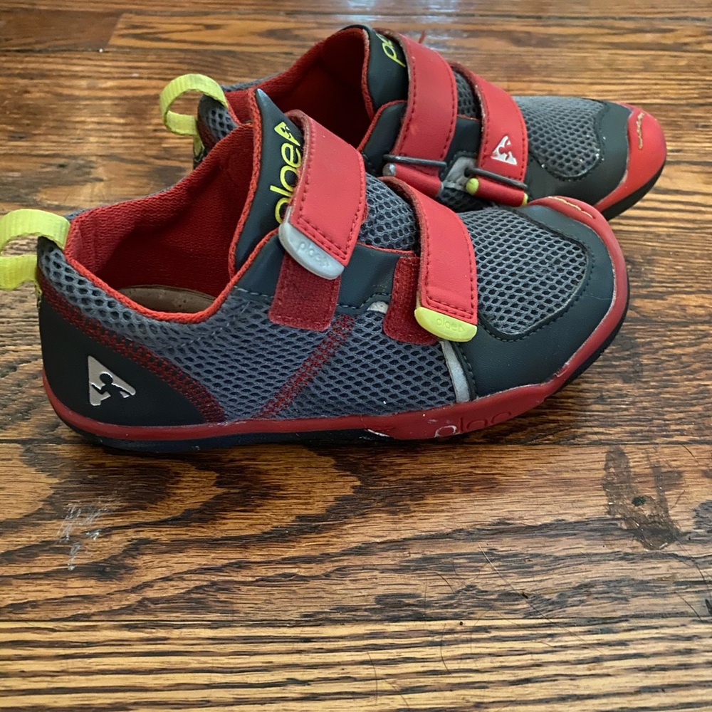 Plae sneakers!